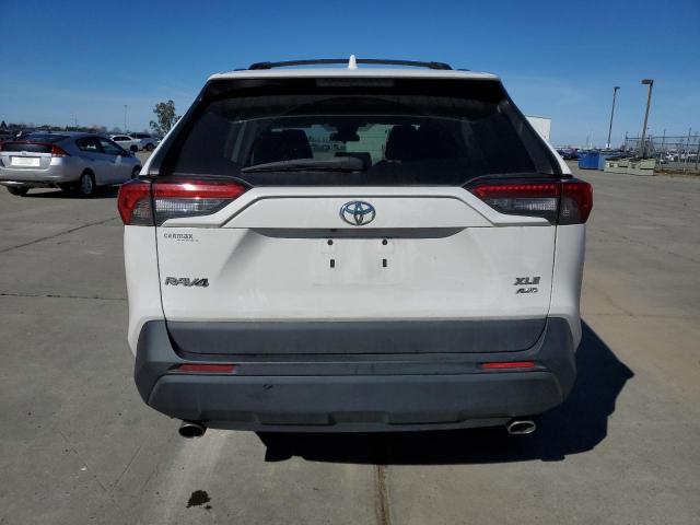 2T3P1RFV0LC091114 - 2020 TOYOTA RAV4 XLE WHITE photo 6