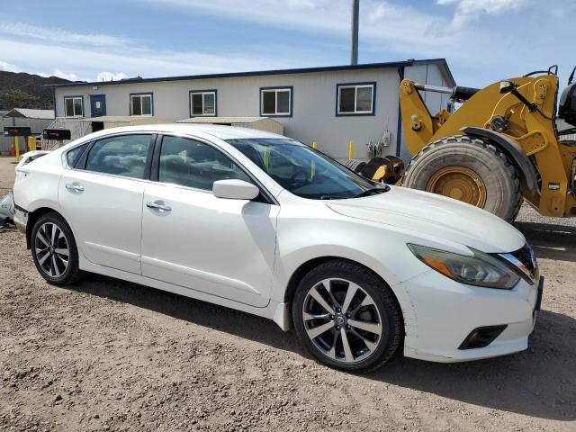 1N4AL3AP5HC297310 - 2017 NISSAN ALTIMA 2.5 WHITE photo 4