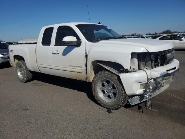 1GCRKTE35BZ229133 - 2011 CHEVROLET SILVERADO K1500 LTZ WHITE photo 4