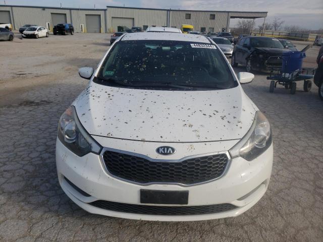 KNAFK4A69G5455888 - 2016 KIA FORTE LX WHITE photo 5