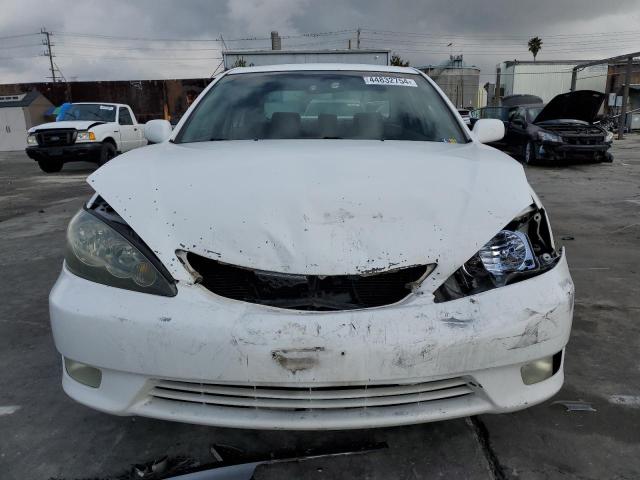 4T1BE32K45U557628 - 2005 TOYOTA CAMRY LE WHITE photo 5