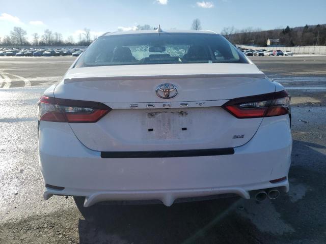 4T1T11AKXRU854205 - 2024 TOYOTA CAMRY SE NIGHT SHADE WHITE photo 6