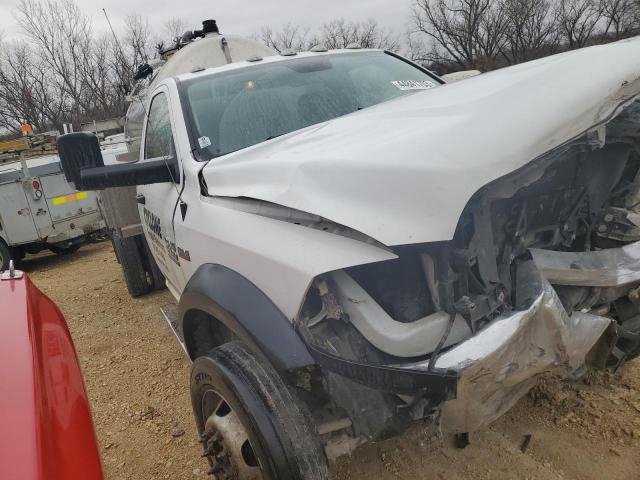 3C7WRMBJ1JG375537 - 2018 RAM 5500 WHITE photo 1