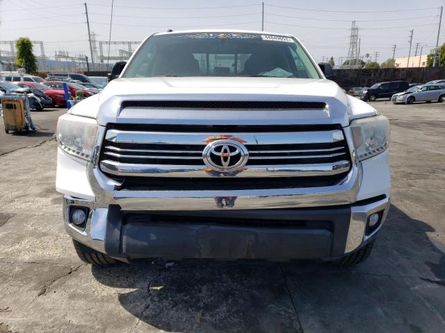 5TFRM5F17GX106410 - 2016 TOYOTA TUNDRA DOUBLE CAB SR/SR5 WHITE photo 5