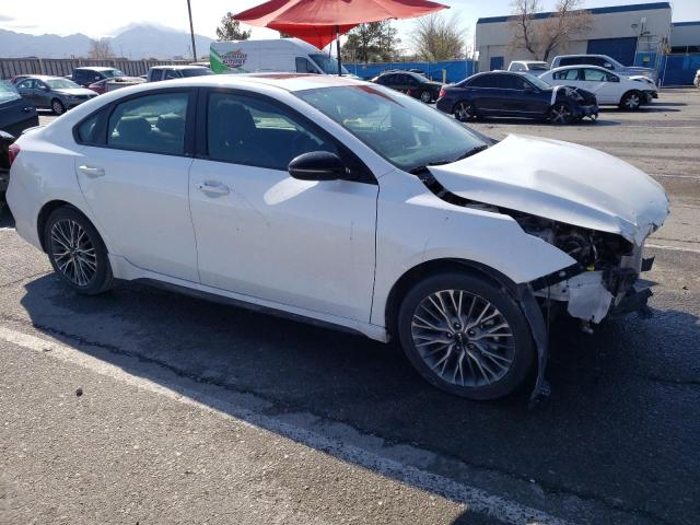 3KPF54AD1NE426587 - 2022 KIA FORTE GT LINE WHITE photo 4