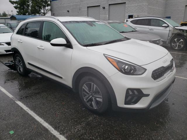 KNDCB3LC9N5547938 - 2022 KIA NIRO LX WHITE photo 4