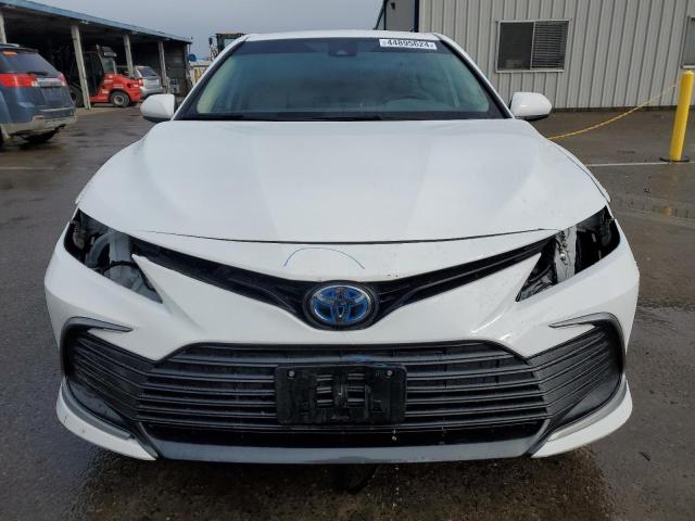 4T1C31AK8NU593919 - 2022 TOYOTA CAMRY LE WHITE photo 5