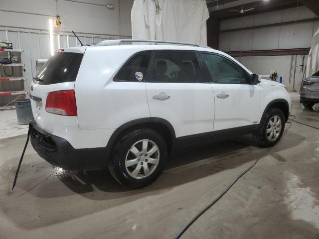 5XYKTDA15BG054681 - 2011 KIA SORENTO BASE WHITE photo 3