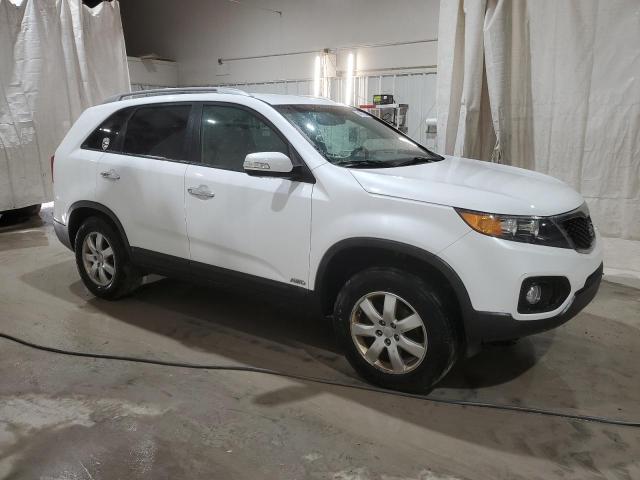 5XYKTDA15BG054681 - 2011 KIA SORENTO BASE WHITE photo 4