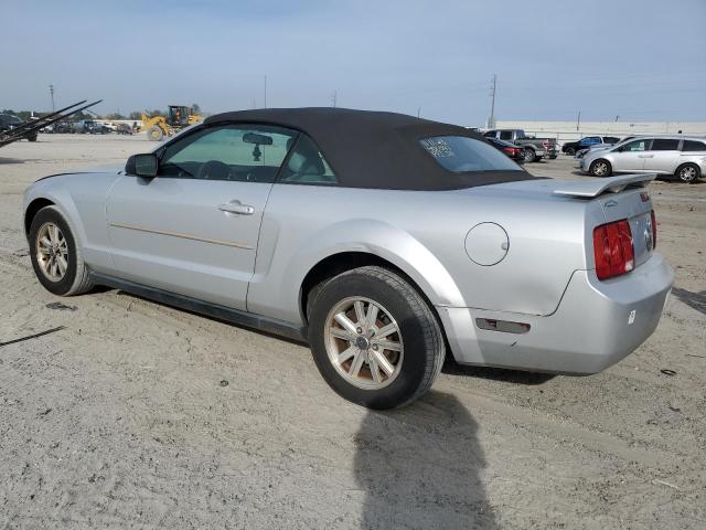 1ZVFT84N365179360 - 2006 FORD MUSTANG SILVER photo 2