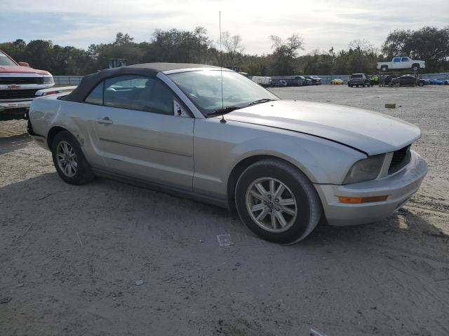 1ZVFT84N365179360 - 2006 FORD MUSTANG SILVER photo 4