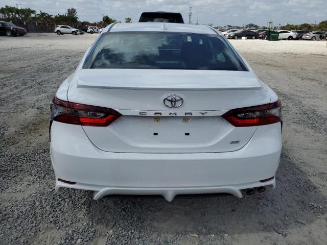 4T1G11AK0RU877722 - 2024 TOYOTA CAMRY SE NIGHT SHADE WHITE photo 6