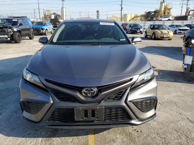 4T1G11AK5NU672035 - 2022 TOYOTA CAMRY SE GRAY photo 5