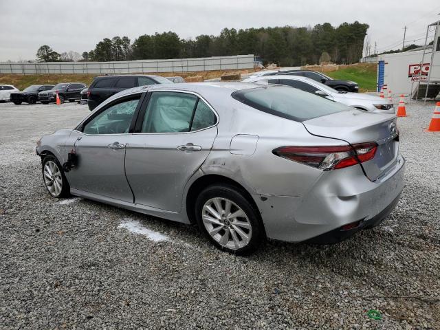 4T1C11AK2NU663145 - 2022 TOYOTA CAMRY LE SILVER photo 2