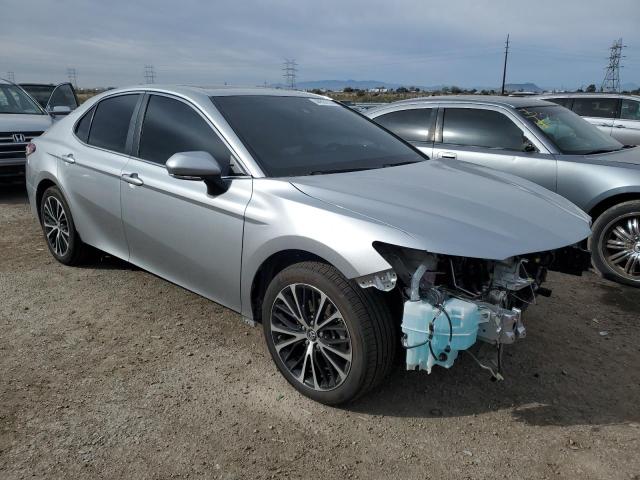 4T1B11HK2JU096107 - 2018 TOYOTA CAMRY L SILVER photo 4