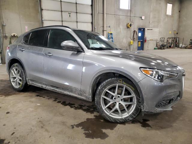 ZASFAKNN3J7B59506 - 2018 ALFA ROMEO STELVIO TI SPORT GRAY photo 4