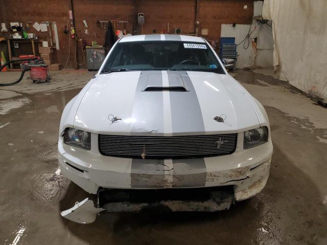 1ZVHT82H675360878 - 2007 FORD MUSTANG GT WHITE photo 5