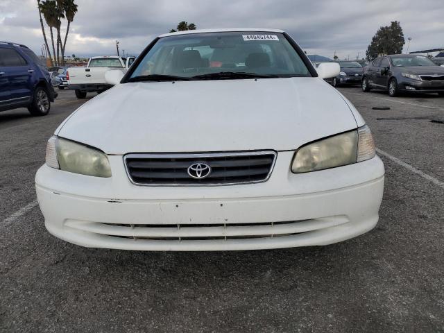 JT2BG22K210554164 - 2001 TOYOTA CAMRY CE WHITE photo 5