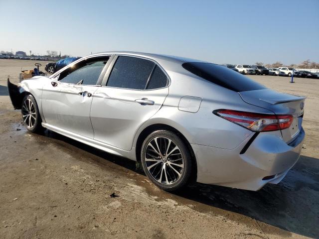 4T1B11HK6JU594679 - 2018 TOYOTA CAMRY L SILVER photo 2