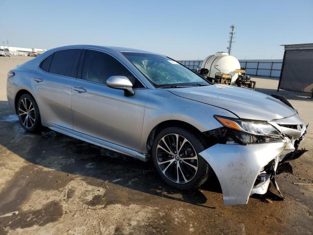 4T1B11HK6JU594679 - 2018 TOYOTA CAMRY L SILVER photo 4