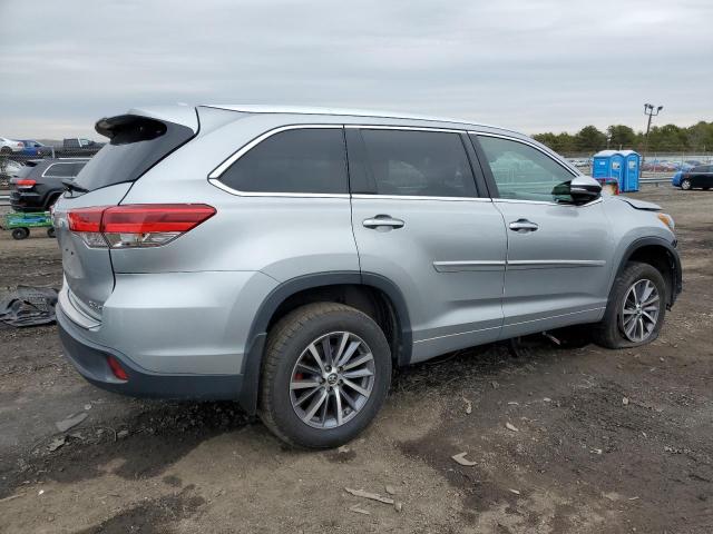 5TDJZRFH1HS468663 - 2017 TOYOTA HIGHLANDER SE SILVER photo 3