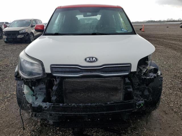 KNDJP3A5XJ7552349 - 2018 KIA SOUL + WHITE photo 5