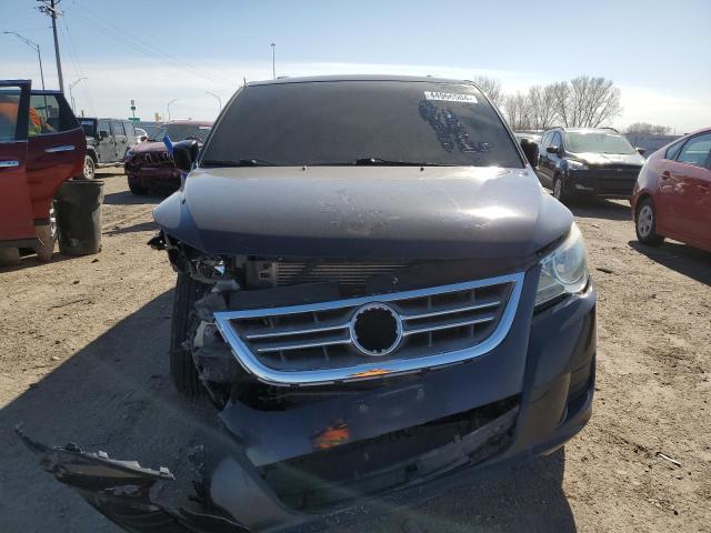 2V4RW3DG3BR642032 - 2011 VOLKSWAGEN ROUTAN SE BLUE photo 5