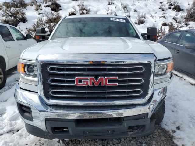 1GT12REG5HF170288 - 2017 GMC SIERRA K2500 HEAVY DUTY WHITE photo 5