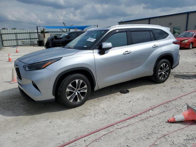 5TDGZRAH0NS098223 - 2022 TOYOTA HIGHLANDER XLE SILVER photo 1
