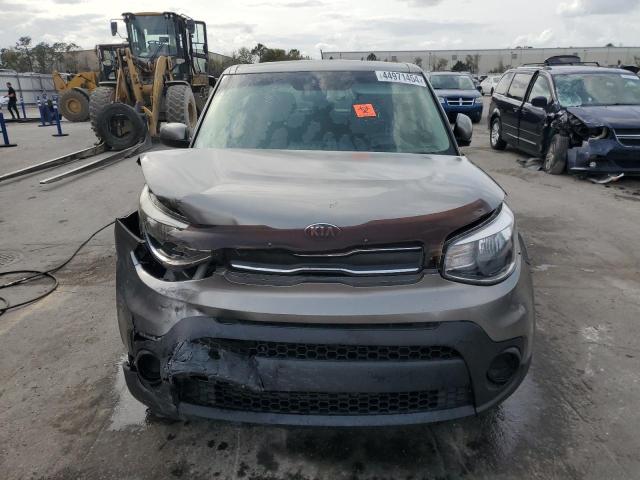 KNDJN2A22J7506004 - 2018 KIA SOUL GRAY photo 5