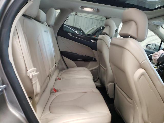 5LMCJ3D93HUL56914 - 2017 LINCOLN MKC RESERVE Bej foto 10