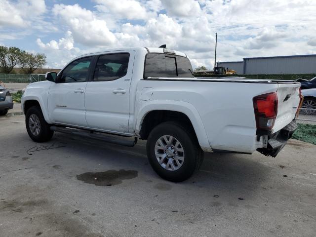 5TFAZ5CN2JX057212 - 2018 TOYOTA TACOMA DOUBLE CAB WHITE photo 2