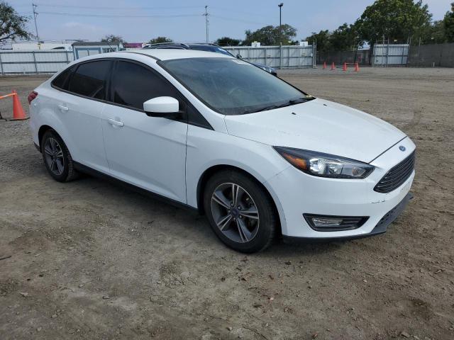 1FADP3FEXJL256735 - 2018 FORD FOCUS SE WHITE photo 4