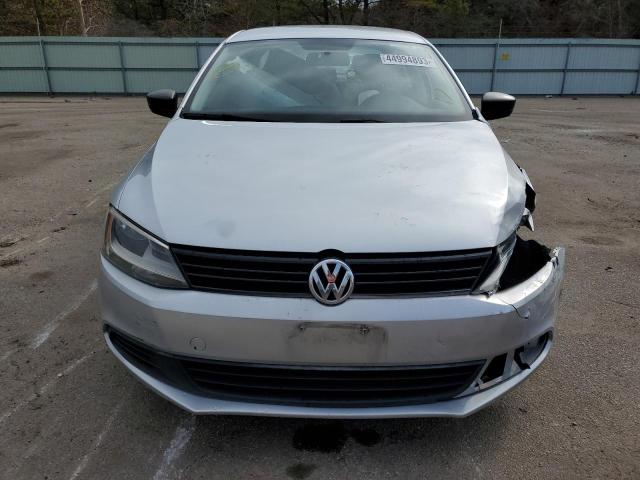 3VW2K7AJ7DM225468 - 2013 VOLKSWAGEN JETTA BASE فضي صورة 5