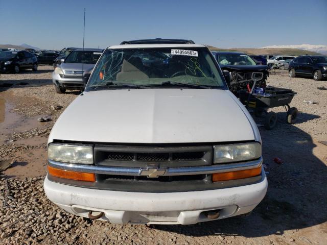 1GNDT13W72K202220 - 2002 CHEVROLET BLAZER WHITE photo 5