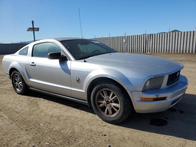 1ZVHT80N295133263 - 2009 FORD MUSTANG SILVER photo 4