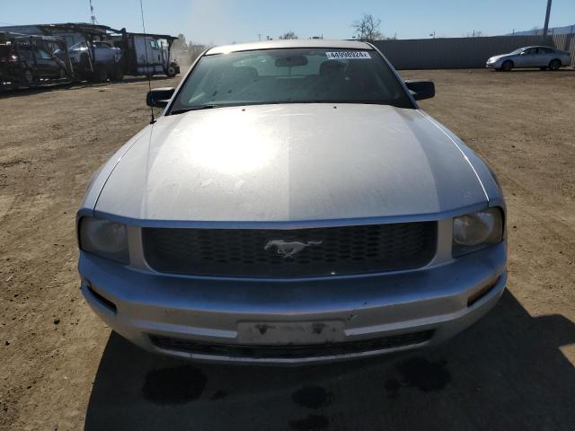 1ZVHT80N295133263 - 2009 FORD MUSTANG SILVER photo 5