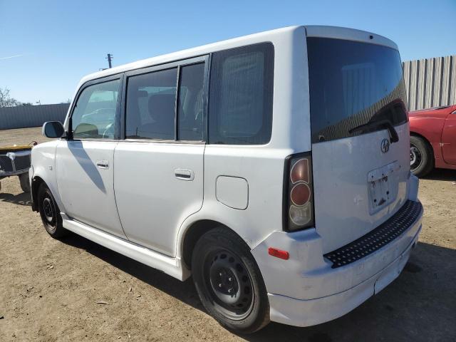 JTLKT324454007622 - 2005 TOYOTA SCION XB WHITE photo 2