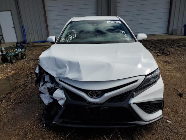 4T1G11AK6RU877725 - 2024 TOYOTA CAMRY SE NIGHT SHADE WHITE photo 5