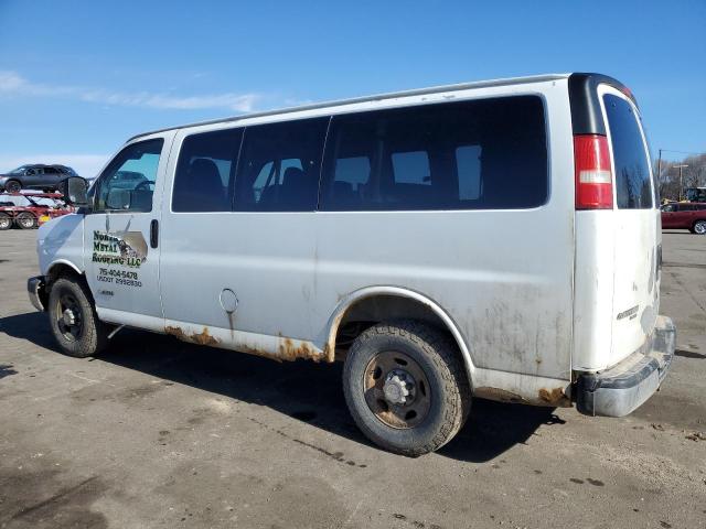 1GAHG35U061231374 - 2006 CHEVROLET EXPRESS G3 WHITE photo 2