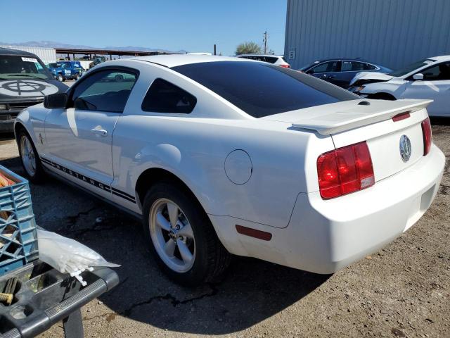 1ZVFT80N675303225 - 2007 FORD MUSTANG WHITE photo 2