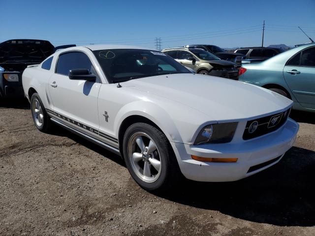 1ZVFT80N675303225 - 2007 FORD MUSTANG WHITE photo 4
