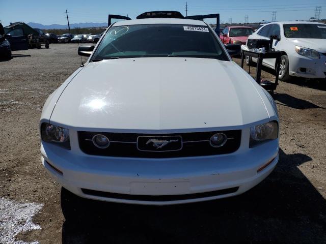 1ZVFT80N675303225 - 2007 FORD MUSTANG WHITE photo 5