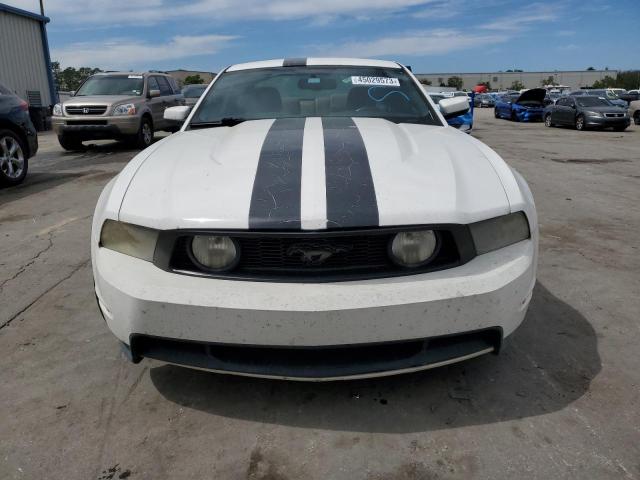 1ZVBP8CH3A5132370 - 2010 FORD MUSTANG GT WHITE photo 5