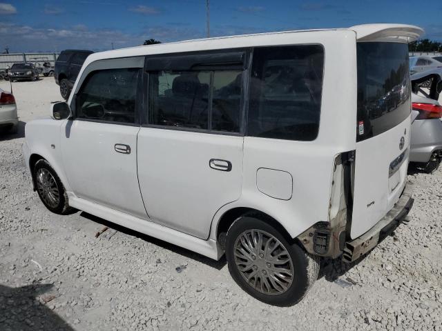 JTLKT324864083099 - 2006 TOYOTA SCION XB Weiß Foto 2