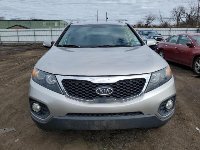 5XYKTDA60CG282682 - 2012 KIA SORENTO BASE SILVER photo 5