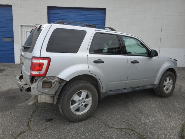 1FMCU9D71AKD33371 - 2010 FORD ESCAPE XLT SILVER photo 3