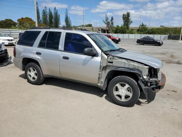 1GNDS13S452348322 - 2005 CHEVROLET TRAILBLAZE LS SILVER photo 4