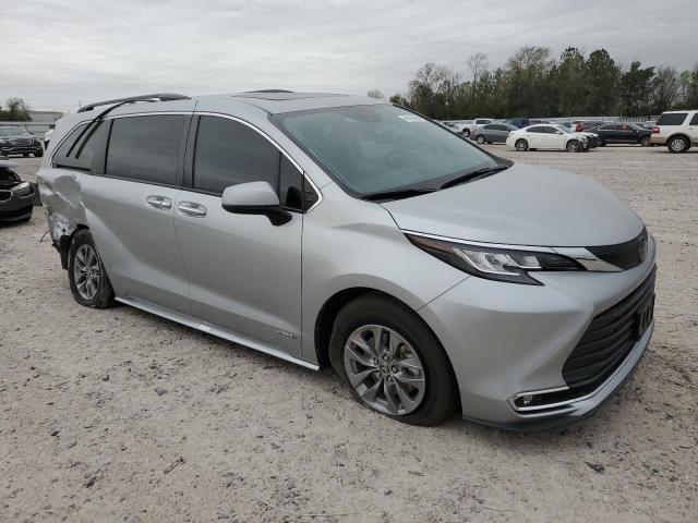 5TDYRKEC8MS014514 - 2021 TOYOTA SIENNA XLE SILVER photo 4