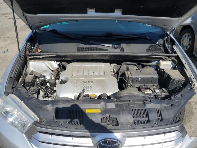 5TDBK3EH4DS206136 - 2013 TOYOTA HIGHLANDER BASE Argent photo 12